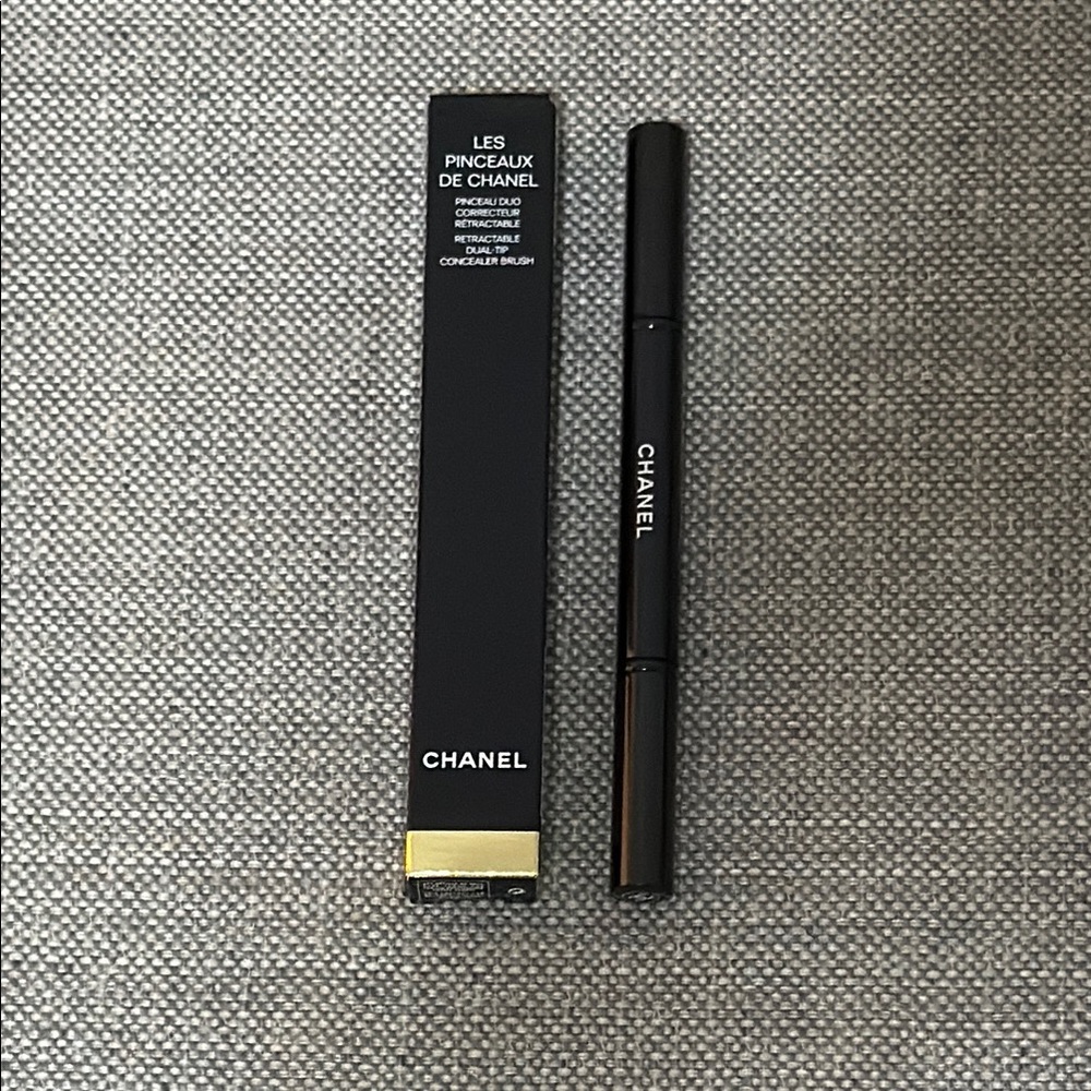 CHANEL Retractable Dual-Ended Concealer Brush